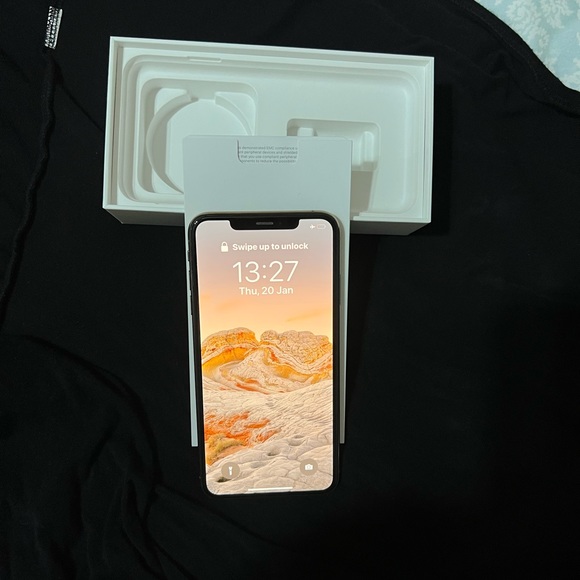 iPhone Xs max 256 factory unlocked  Used but excellent condition - Picture 5 of 7